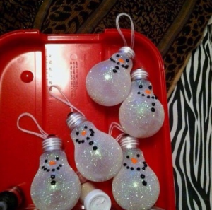 Trasiga glödlampor blir snögubbar till julgranen återbruk