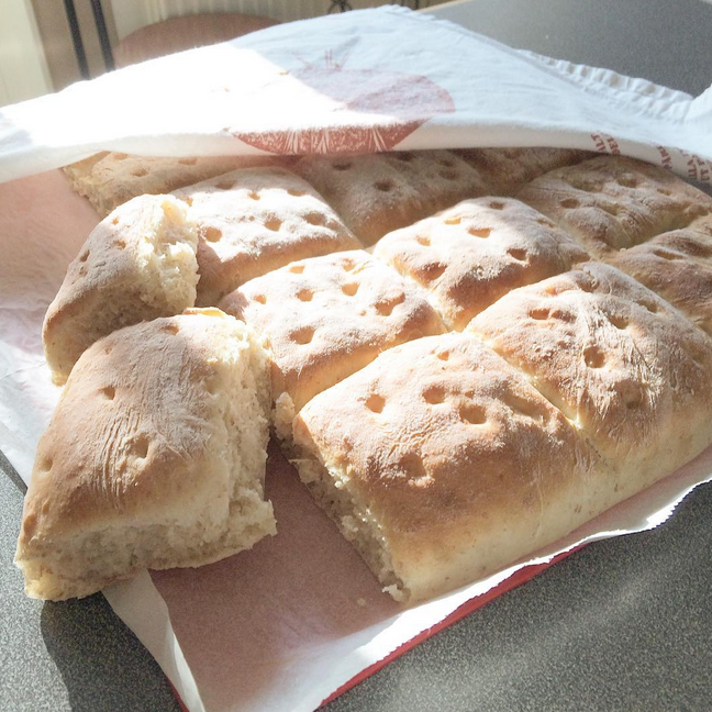 Baka bröd i långpanna är himlans smart och enkelt.
