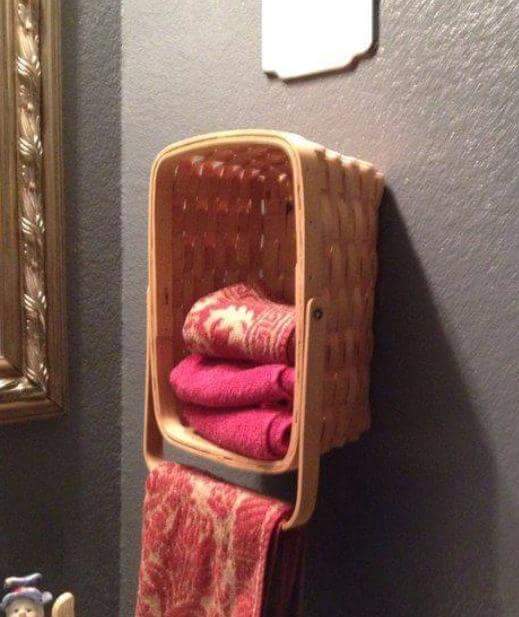 Hänga upp en korg på väggen till handdukar