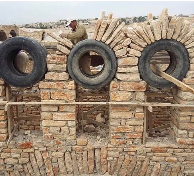 Återbruka bildäck vid bygge av stenvalv