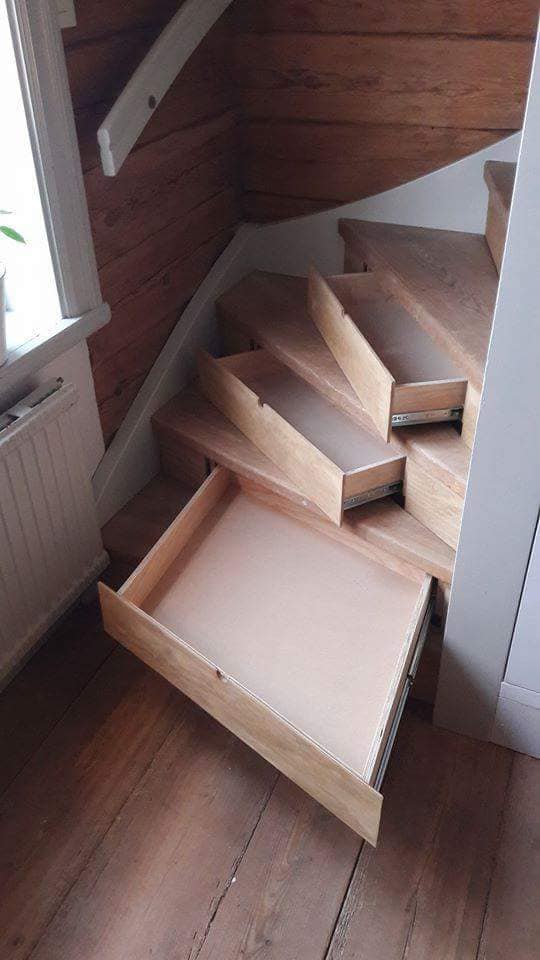 trappa med lådor